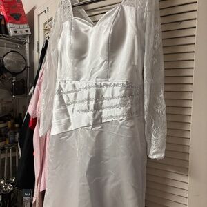 Sweetheart Lace Long Sleeves Satin Wedding Dresses